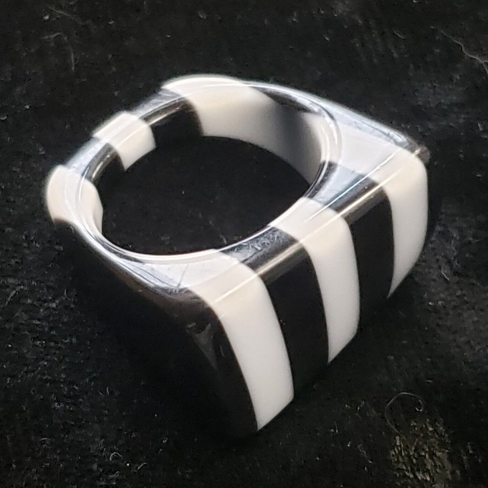 Vintage 1960's B/W Striped Mod Lucite Ring Size 7 (VGUC)